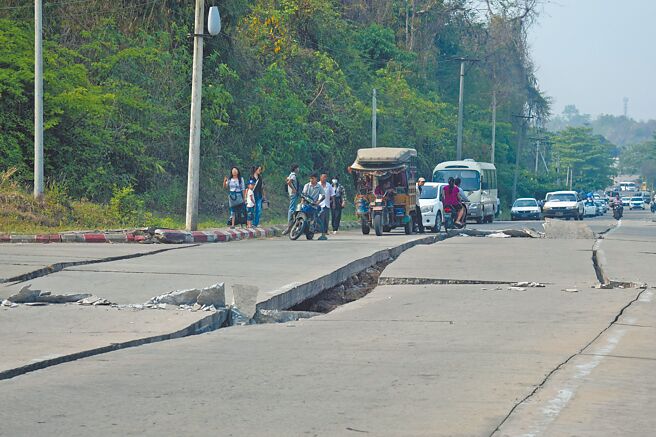 缅甸大地震，道路被震裂，车辆全停在受损的路面前，无法前进。（美联社）