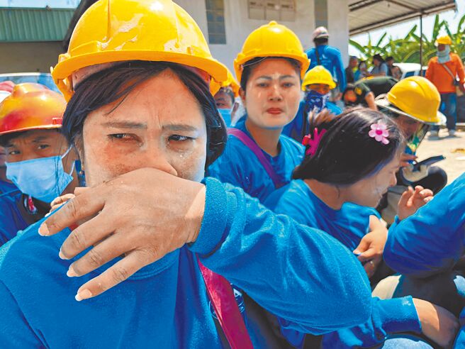 泰国首都曼谷1栋兴建中的大楼被震垮，工人逃出后，满脸惊恐。（路透社）