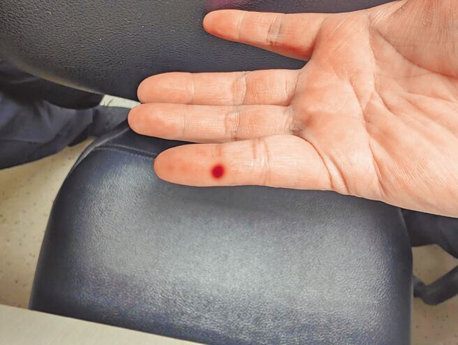 桃园市议员黄琼慧爆料，疾管署桃园机场吴姓检疫护理师21日在桃园机场被同事随手乱放旅客抽血后的针头扎伤，因担心感染传染病就医，事后请假却被刁难。（桃园市议员黄琼慧提供／赖佑维桃园传真）