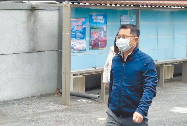 花莲县政府民政处长明良臻28日下午到花莲地院开庭，晚间6时许裁定羁押禁见。（王志伟翻摄）