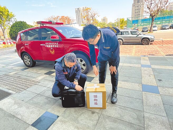 台中市消防局派专人将新光三越气爆案鑑定报告书封箱送到台中地检署。（台中市消防局提供／宝智华台中传真）