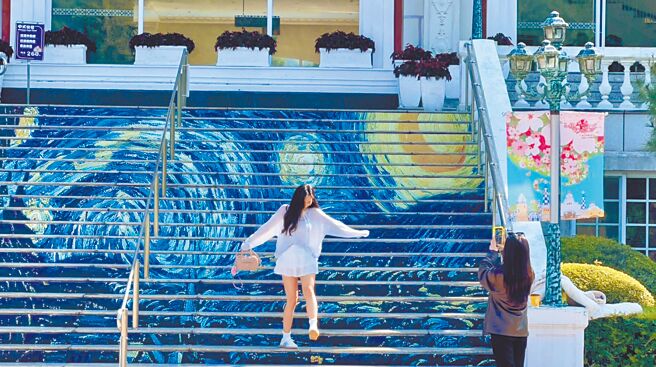 九族紫戀薰衣草主題「邂逅梵谷」，階梯彩繪成為遊客拍照打卡熱點。（九族文化村提供／楊靜茹南投傳真）