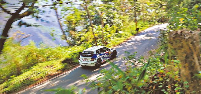 东高雄产业联盟日前到高雄六龟区进行拉力赛道的勘查与测试。（六龟区公所提供／林雅惠高雄传真）