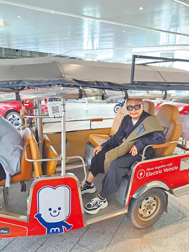 张世28日遇强震后，紧急打电话回台湾报平安。（张世提供）