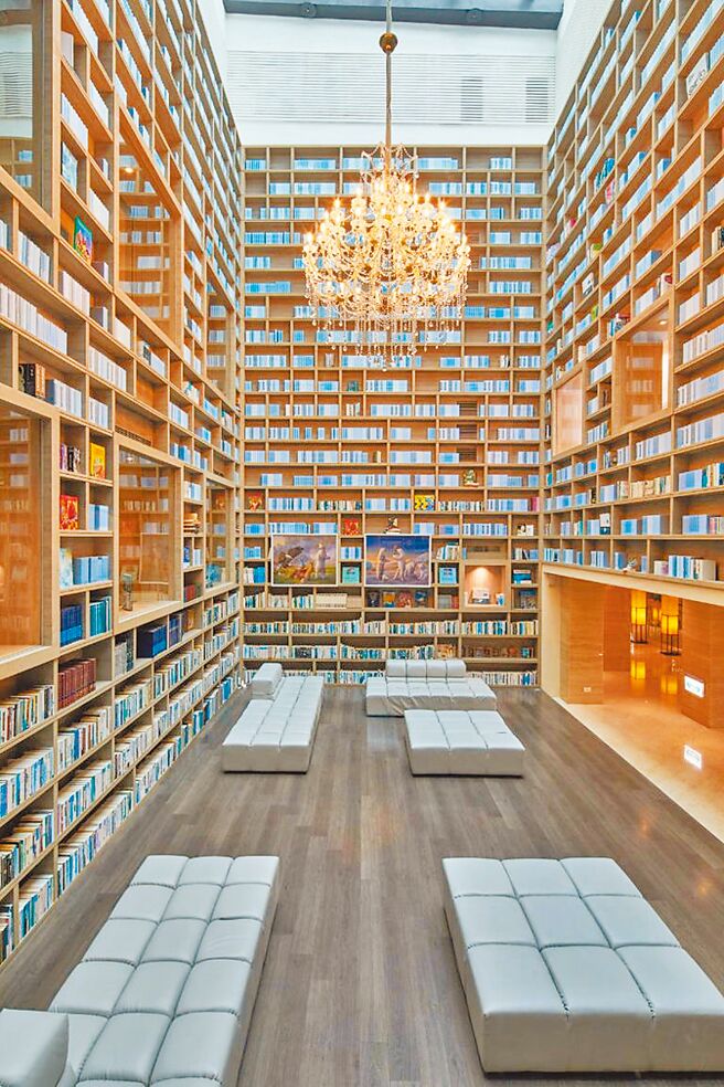 挑高4層樓的光陰部落藏書閣、1314顆水晶串成的燈飾等具藝術氛圍的設計，都是酒店獨特的風格。（大地酒店提供）