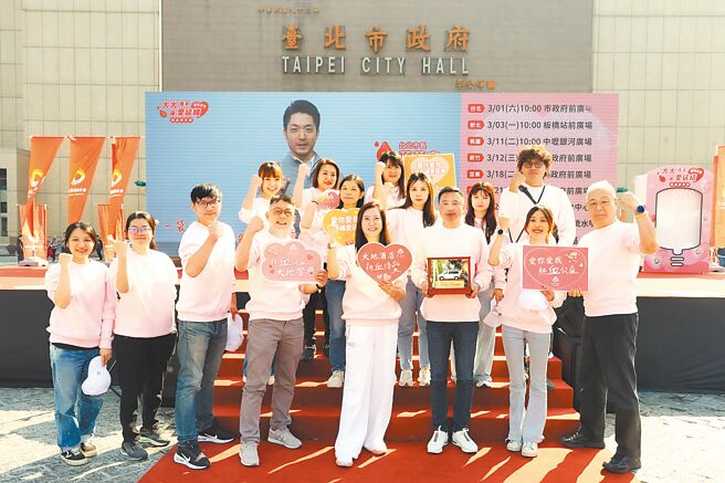 2023年起，王雪梅（右四）帶領飯店人員挽袖捐血，藉由捐血送住宿券等好康來歡慶周年。（大地酒店提供）