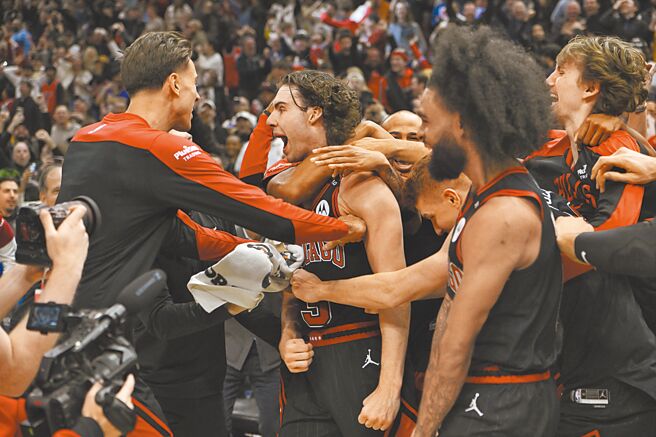 完成「LOGO SHOT」绝杀的吉迪（中），与公牛队友欢呼庆祝。（美联社）