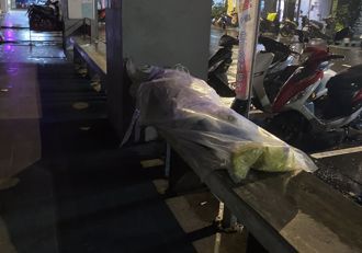 驚見基隆女「全身包透明塑膠」躺騎樓！民眾嚇：以為是屍體