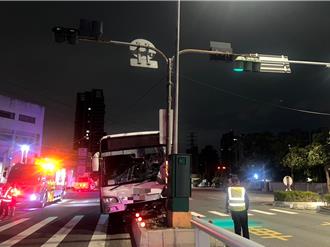 公車深夜收班自撞分隔島 駕駛疑精神不濟釀禍　