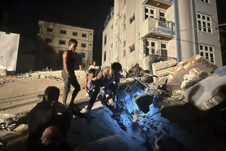 儿握瓦砾堆中母亲冰冷的手 悲恸告别：请放心 我会好好的