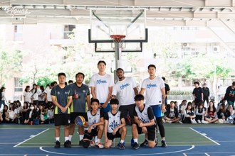 TPBL》海神球星前進高餐大附中 跟同學互動組隊鬥牛