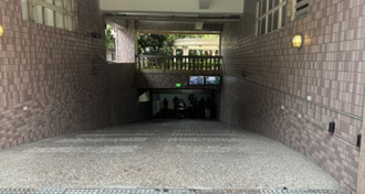  離奇死亡車禍！進地下停車場摔倒昏迷 慘遭住戶駕車輾斃