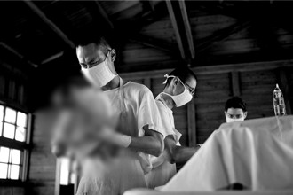 夏騰宏「手術」中被血漿噴臉！為她剖腹產以為真的在接生