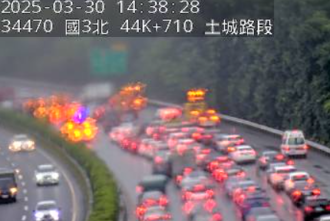 國3北向土城段4車連環撞！貨車打橫一度回堵6公里 3人傷送醫