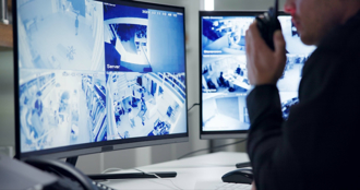 零食被偷吃！保全調監視器抓兇手 驚見晚班同事「原位DIY」：早班也一樣