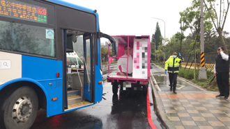 林口公車轉彎撞罷免宣傳車　紅線違停害交通大阻塞