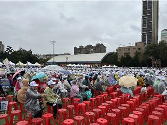「人民是頭家」支持者不畏風雨 部分區域未坐滿空蕩蕩