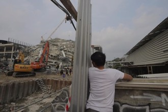 曼谷樓倒！4個月孕妻傳訊「大樓在晃」失聯 夫守現場盼奇蹟