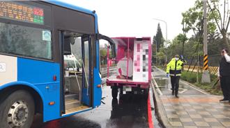 林口公車擦撞違停罷免宣傳車  無人傷亡