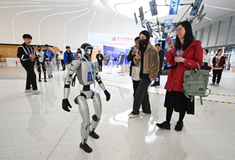 行走跑步對話人形機器人日租破萬 網民：用真人不到百元人幣