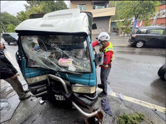苗栗貨車撞台三民宅鐵門　女駕駛意識不清送醫