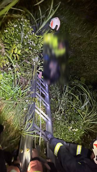 疑与老婆吵架国道上突跳车 男子掉落6米深边沟