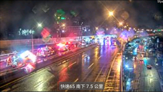 天雨路滑！台65板橋匝道口 兩車對撞釀3人傷