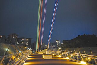 竹北斜張橋新裝 LED燈繽紛迎賓