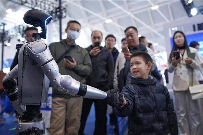 「新三样」异军突起，中共党媒：民营企业是培育新质生产力的重要力量。（中新社）