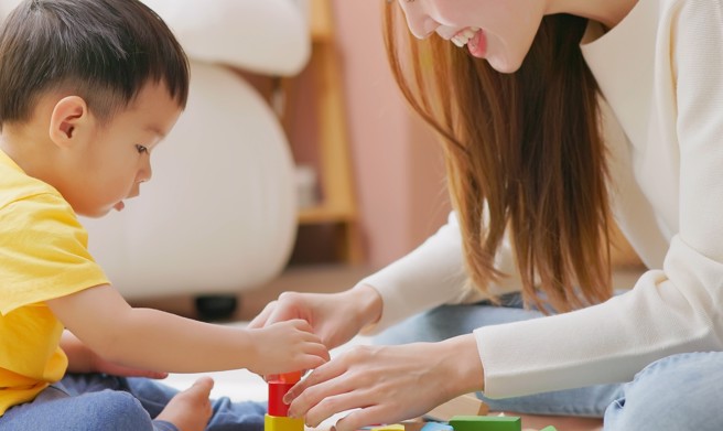 保母工作要肩负照顾小孩的责任，不如想像轻松。（示意图，shutterstock／达志）