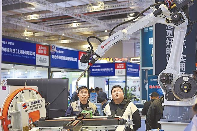 投入各种产业应用，机器人正在大陆加速落地。（新华社）