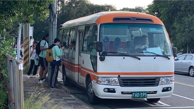 自清华大学发车的竹市83路公车，自4月1日起每日有4个班次增设「新竹荣家」站点。（新竹市政府提供／陈育贤新竹传真）