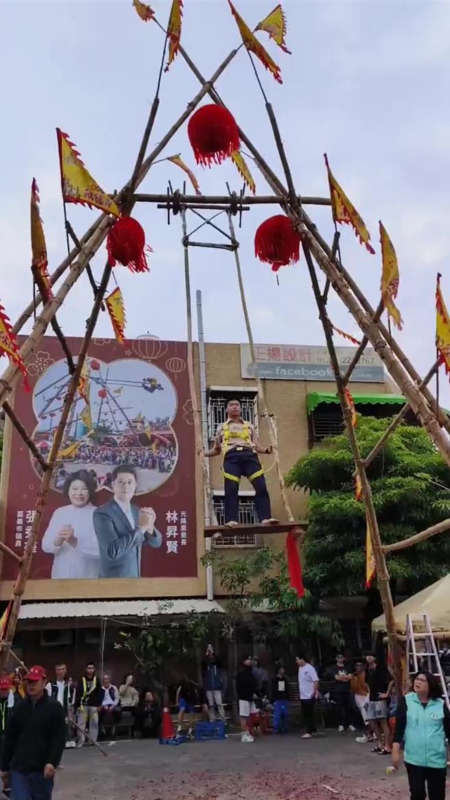 嘉义市秋千节，替代役男陶纪轩首次挑战高空盪秋千，大胆尝试留难忘经验。（廖素慧摄）