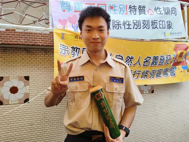 替代役男陶纪轩首次挑战高空盪秋千，为青春留回忆。（廖素慧摄）