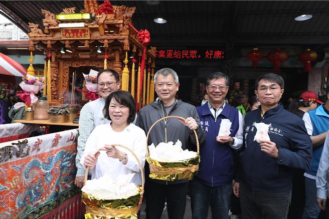 嘉义市长黄敏惠、副市长林瑞彦今天参加嘉义市秋千节活动。（嘉市府提供／廖素慧嘉市传真）