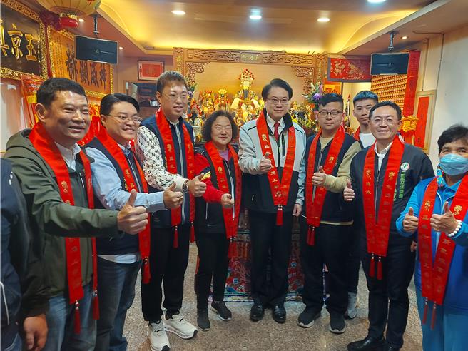 民进党秘书长林右昌30日代表赖清德总统，到三重玉京真法堂举行赠匾仪式。（张铠乙摄）