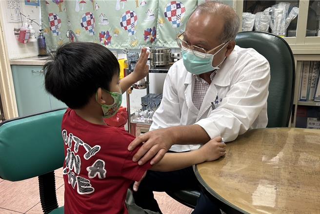 屏北地区唯一的小儿外科医师洪庆宪，在屏东基督教医院服务满27年，现年63岁的他计画为儿童健康把关到70岁。（谢佳潾摄）