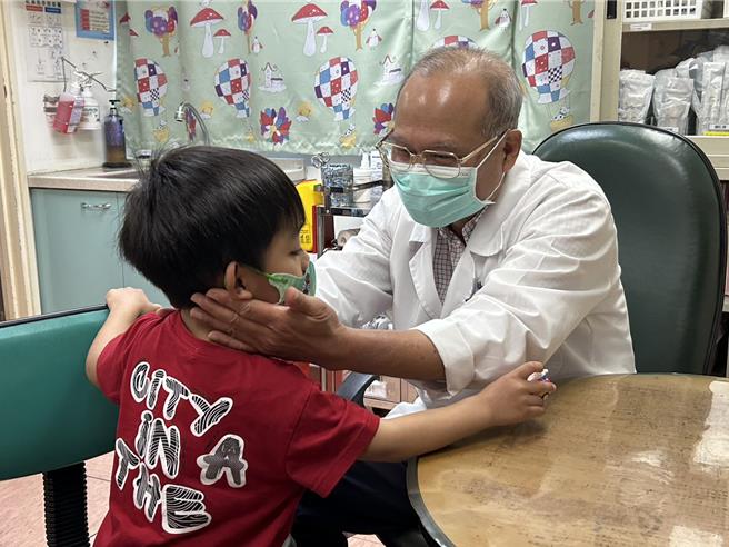 屏北地区唯一的小儿外科医师洪庆宪，在屏东基督教医院服务满27年，现年63岁的他计画为儿童健康把关到70岁。（谢佳潾摄）