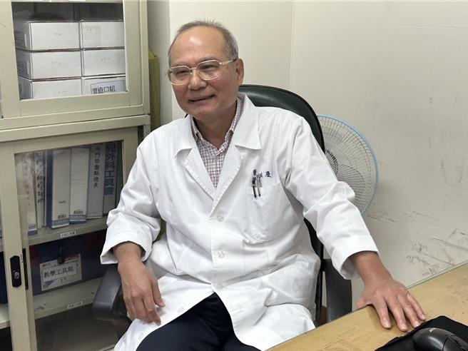 屏北地区唯一的小儿外科医师洪庆宪，在屏东基督教医院服务满27年，现年63岁的他计画为儿童健康把关到70岁。（谢佳潾摄）