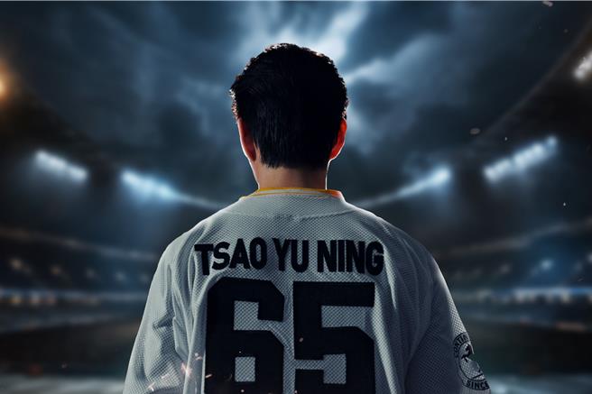 曹佑寧再穿上棒球服拍摄德国马牌轮胎形象影片。（德国马牌轮胎提供）