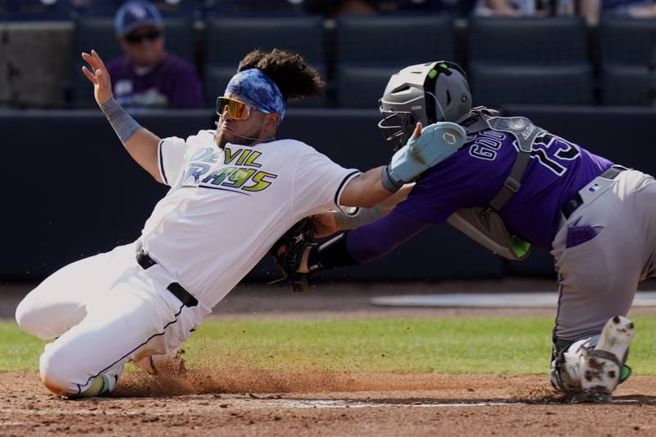 光芒跑者阿兰达(左)被洛矶捕手古德曼触杀出局（美联社）