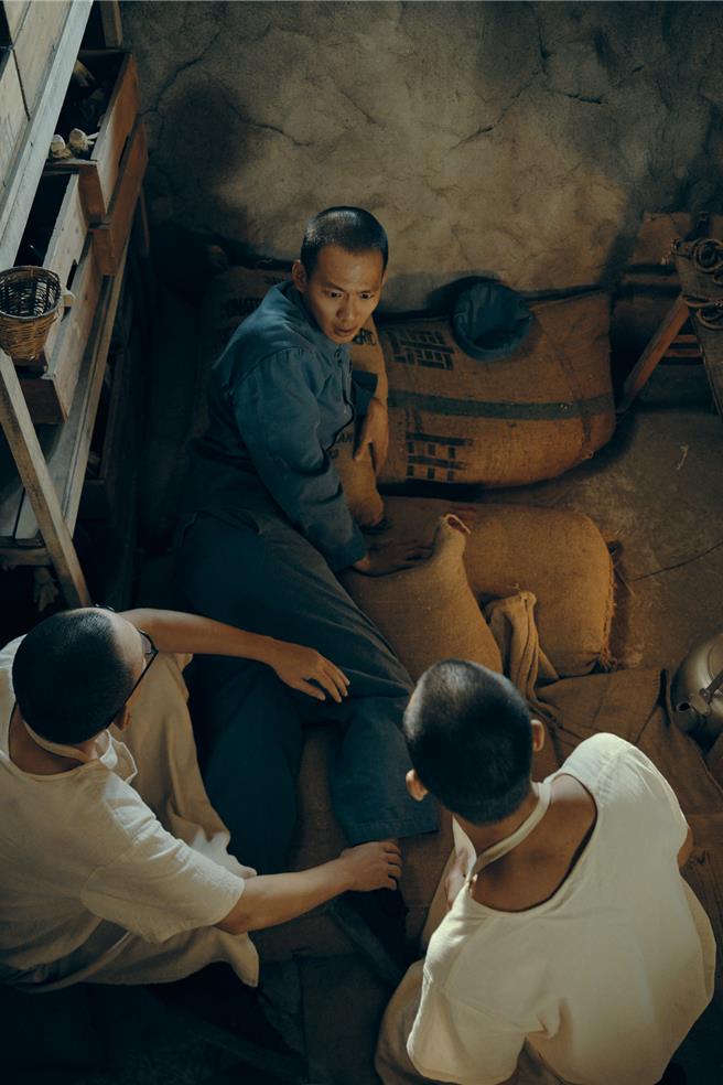 眾人在极端环境下取子弹。（客家电视台提供）