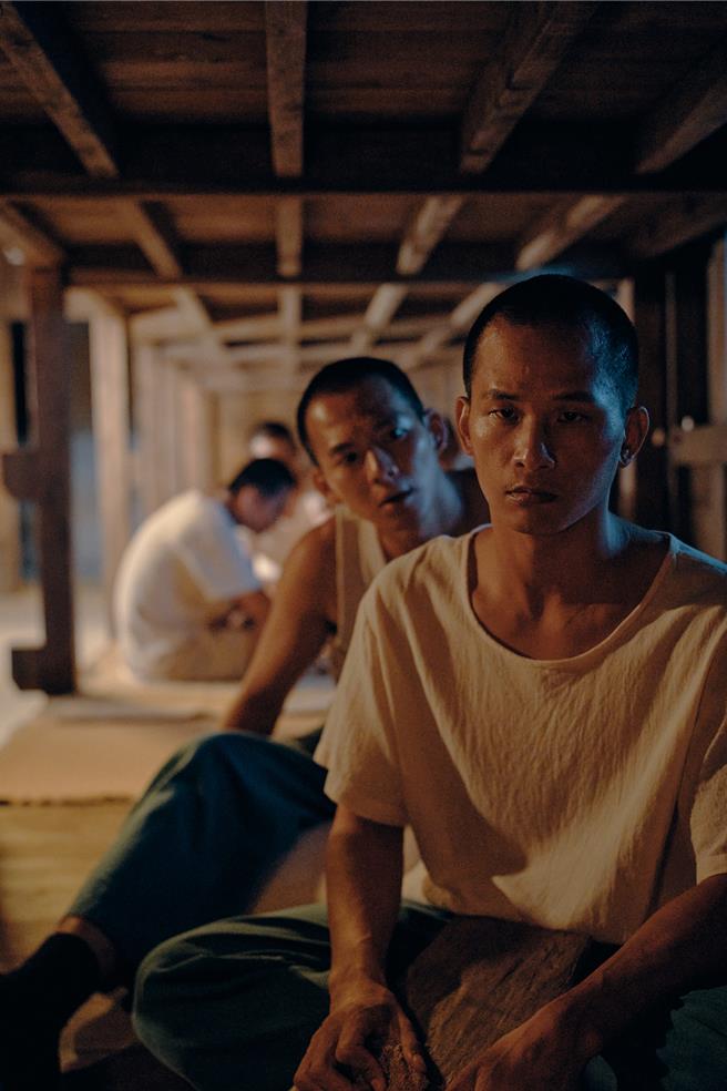 吴念轩与黄奇斌宿舍谈心相互扶持。（客家电视台提供）