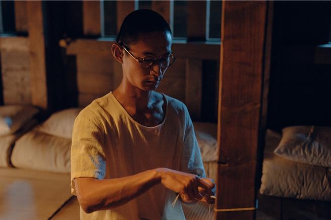 天才外科医师黄河在宿舍也练习打外科结。（客家电视台提供）