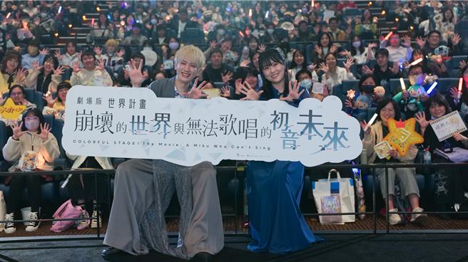 广濑大介（左）与野口琉璃子来台和影迷们互动。（羚邦提供）