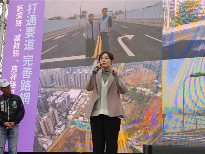 遭停職的新竹市長高虹安30日下午現身「人民要當家」全民問政宣講新竹站舞台，高虹安一出現立即受到支持者熱烈歡迎，人氣絲毫不減。（邱立雅攝）