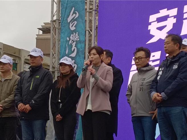 遭停職的新竹市長高虹安30日下午現身「人民要當家」全民問政宣講新竹站舞台，高虹安一出現立即受到支持者熱烈歡迎，人氣絲毫不減。（邱立雅攝）