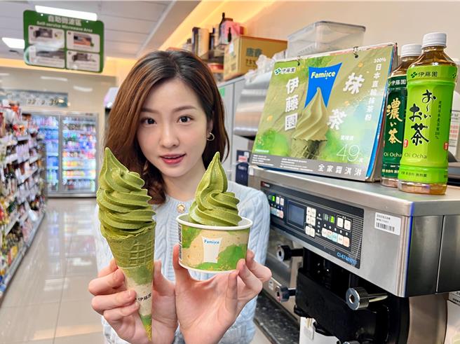 全家Fami!ce与「伊藤园」合作于4月2日推「伊藤园抹茶霜淇淋」。（全家提供／朱世凯台北传真）