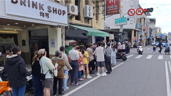 台南市国华街与民族路口的清明节应景美食店家金得春卷，今年清明前夕仍有排队人龙，已较往年买气少了3成。（程炳璋摄）