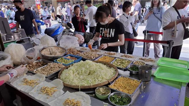 台南市国华街与民族路口的清明节应景美食店家金得春卷强调客制化，有10几种配料选择，一直是台南市传统美食代表性店家。（程炳璋摄）